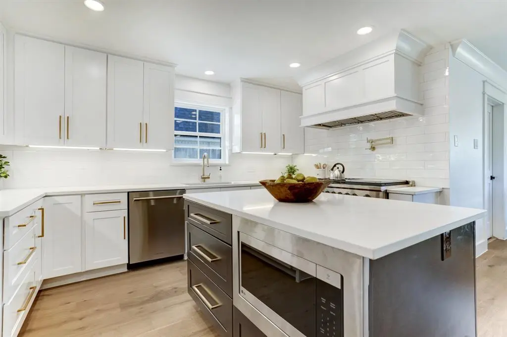 Natural granite stone countertop installation